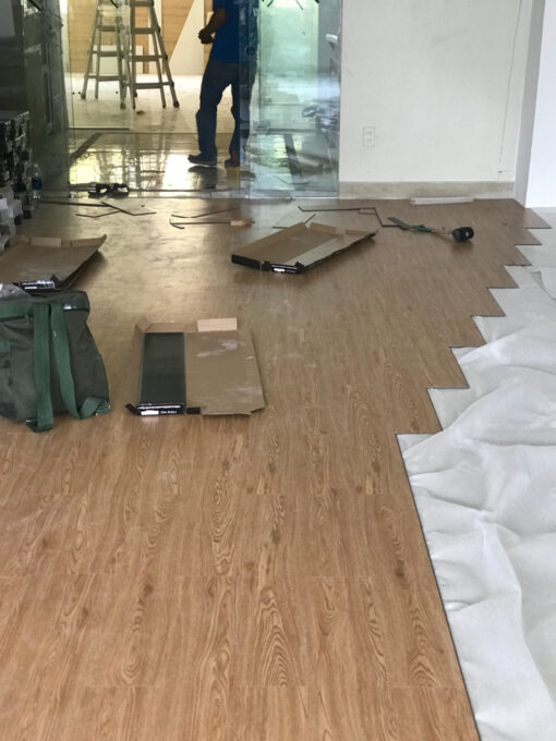 Thi công lắp đặt sàn nhựa Deluxe Tile DW1008C